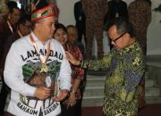 Penampilan Bupati Lamandau, Berhasil Mencuri Perhatian Wamendragi